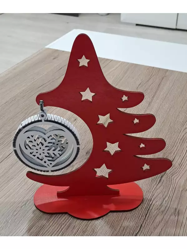 Dřevěný vánoční stromek se zavěšenou ozdobou